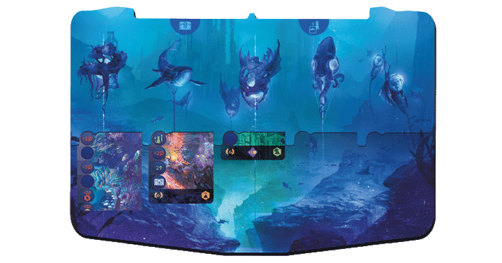 Ein Spielerboard aus dem Spiel Aquatica, das den damit verbundenen besonderen Spielmechanismus illustriert: Das Board ist mehrlagig und darauf liegen Karten, die zwischen den Lagen hindurch nach oben geschoben werden können, um Bonusaktionen durchzuführen.